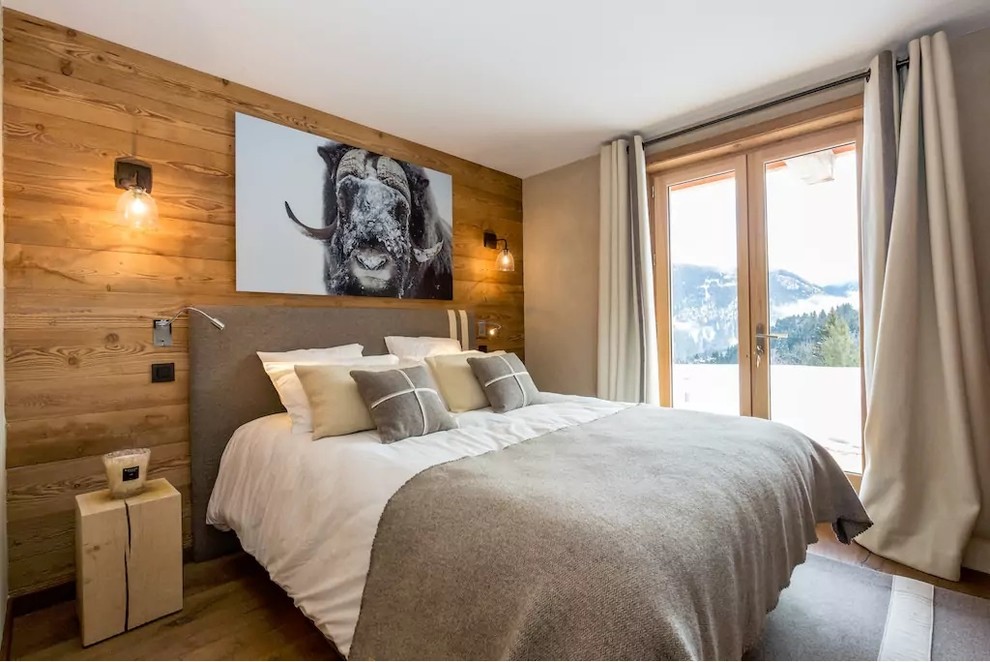 Kleines Rustikales Hauptschlafzimmer ohne Kamin mit brauner Wandfarbe und hellem Holzboden in Lyon