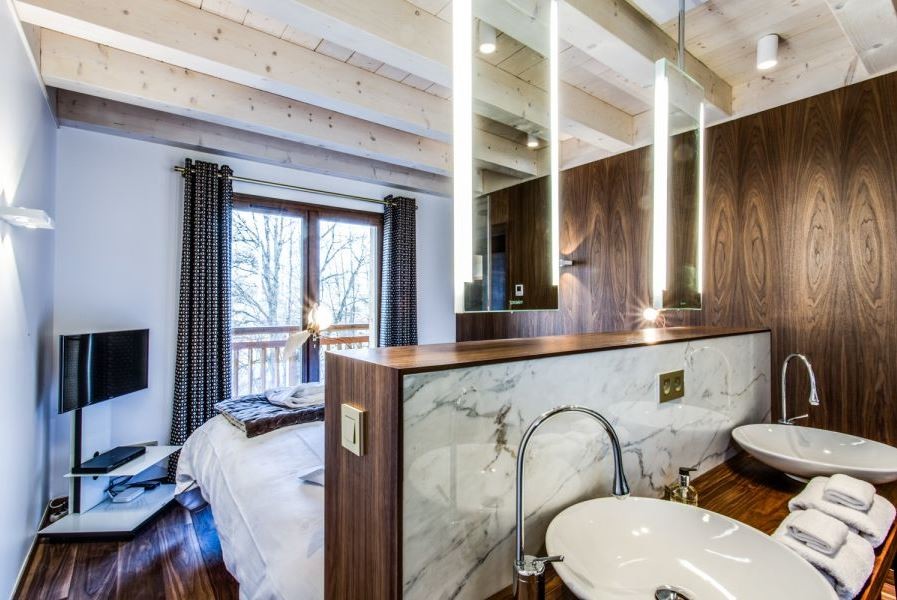 Mittelgroßes Rustikales Gästezimmer ohne Kamin mit brauner Wandfarbe, braunem Holzboden und braunem Boden in Lyon