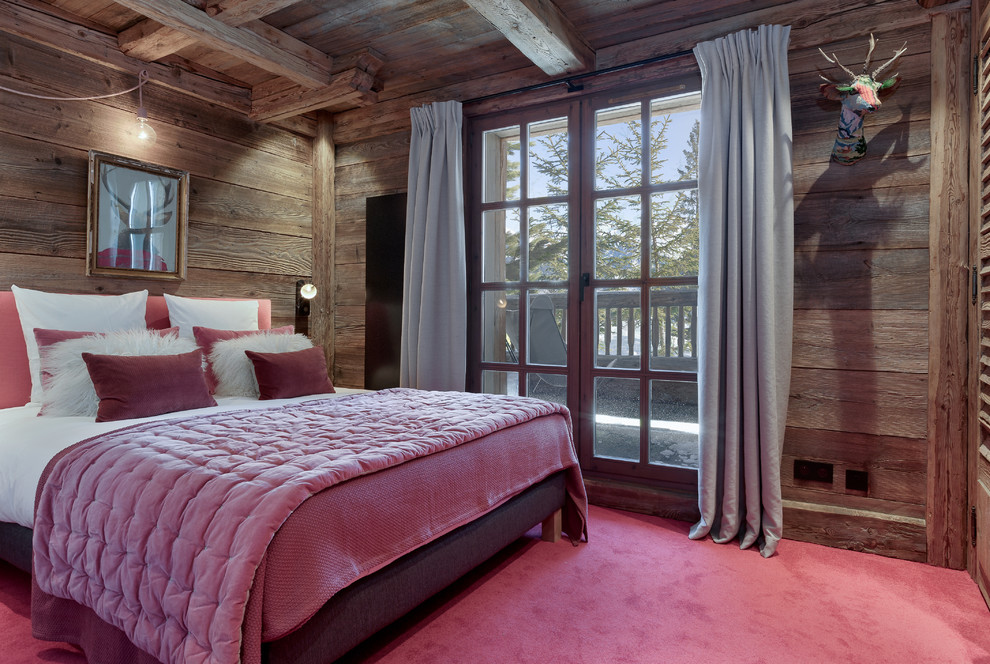 На фото: спальня в стиле рустика с коричневыми стенами, ковровым покрытием и розовым полом с
