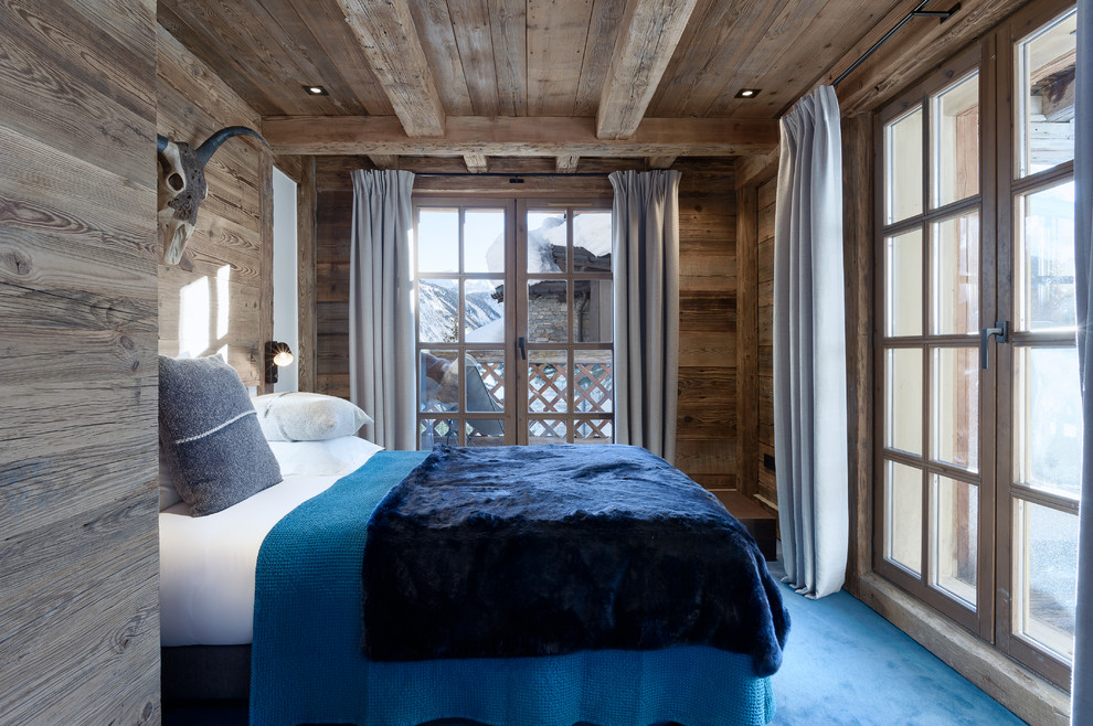 Идея дизайна: хозяйская спальня в стиле рустика с ковровым покрытием