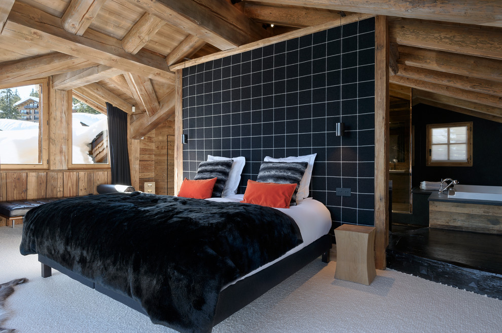 Источник вдохновения для домашнего уюта: хозяйская спальня в стиле рустика с ковровым покрытием, коричневыми стенами и бежевым полом