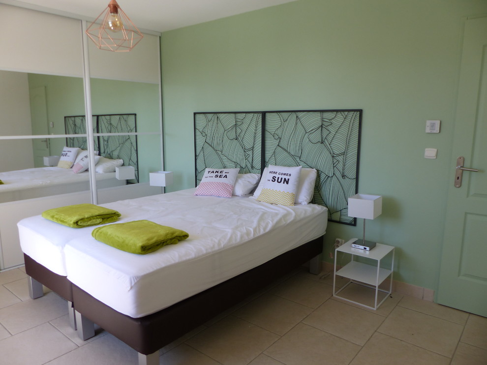 На фото: гостевая спальня среднего размера, (комната для гостей) в морском стиле с зелеными стенами, полом из керамической плитки и бежевым полом без камина