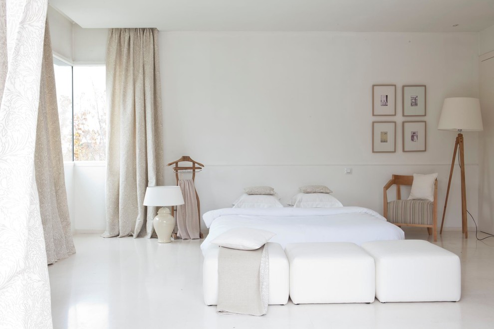 На фото: большая гостевая спальня (комната для гостей): освещение в современном стиле с белыми стенами
