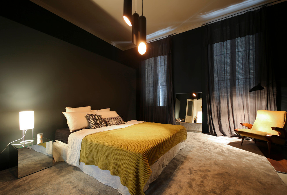 マルセイユにある広いコンテンポラリースタイルのおしゃれな主寝室 (黒い壁、濃色無垢フローリング、標準型暖炉、石材の暖炉まわり)