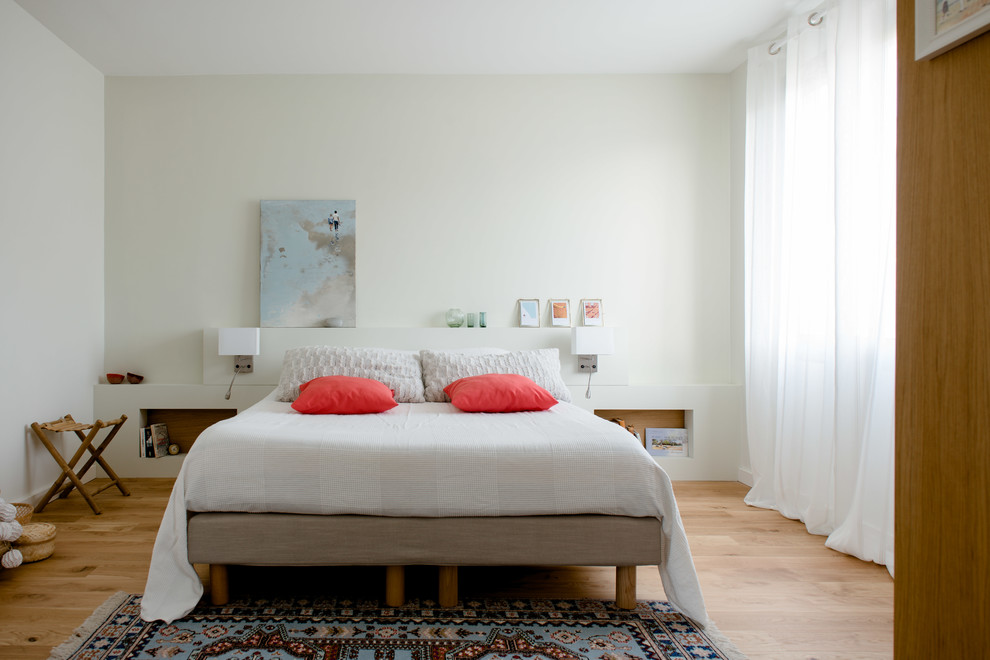 Idee per una camera degli ospiti scandinava con pareti bianche, parquet chiaro e pavimento marrone