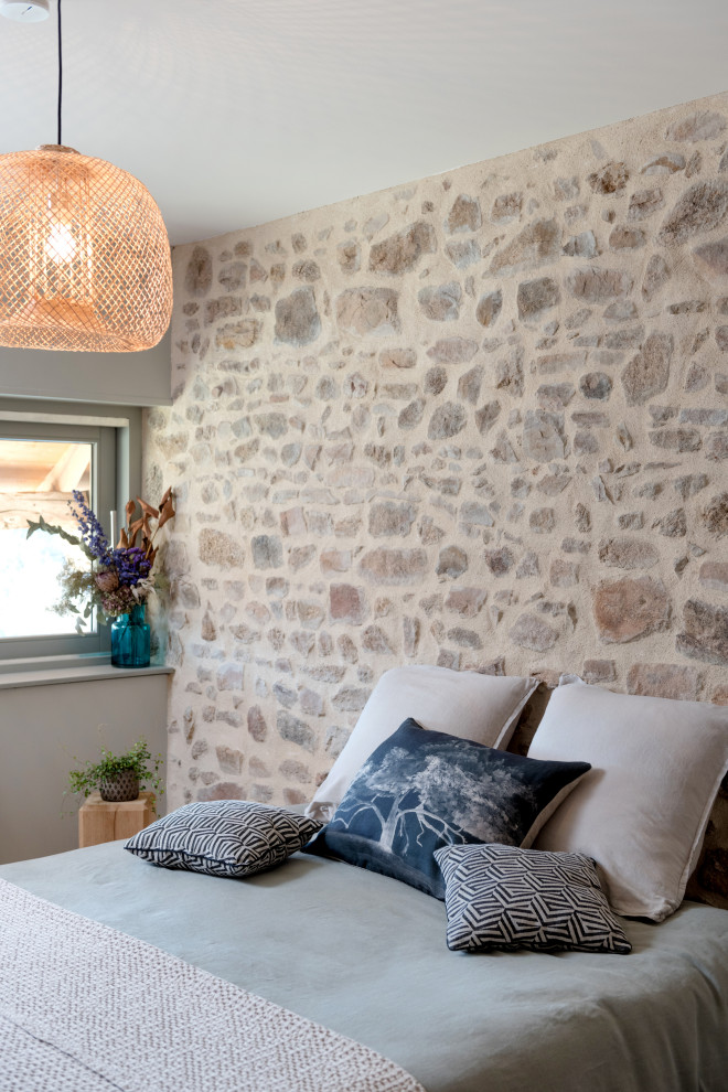 Mittelgroßes Landhaus Hauptschlafzimmer mit beiger Wandfarbe in Dijon