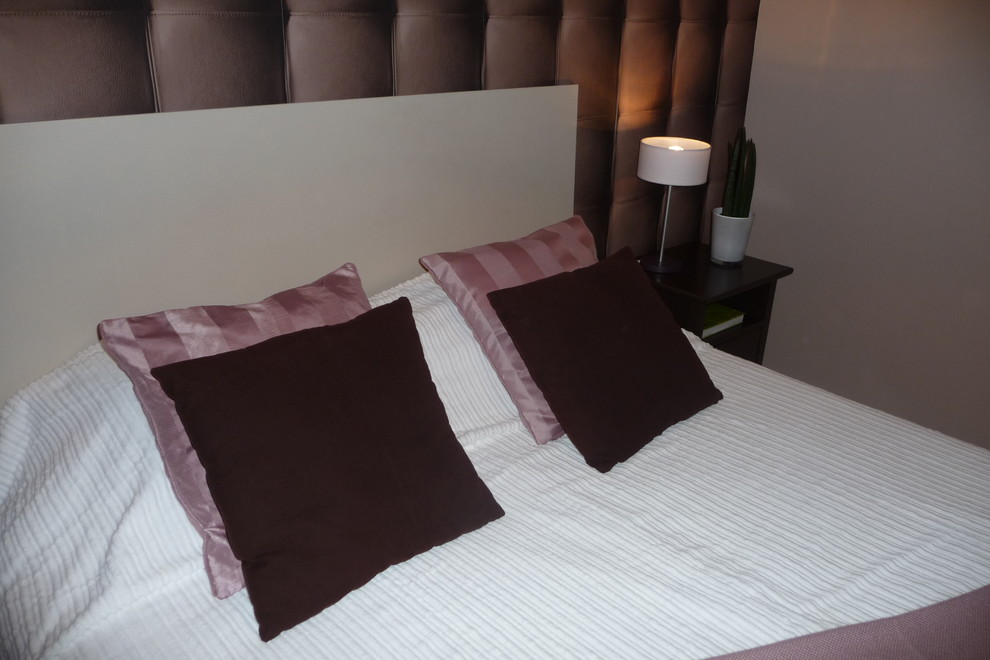 На фото: хозяйская спальня среднего размера в современном стиле с коричневыми стенами и паркетным полом среднего тона без камина с