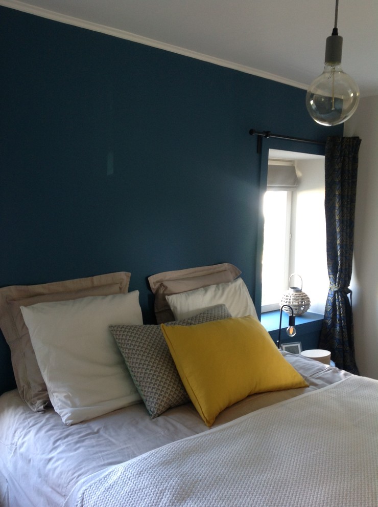 Idées déco pour une petite chambre parentale contemporaine avec un mur bleu, un sol en bois brun et un sol marron.
