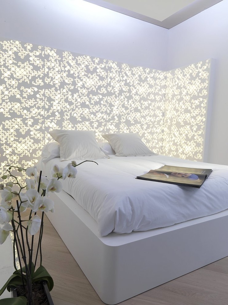 Источник вдохновения для домашнего уюта: хозяйская спальня в современном стиле с белыми стенами и светлым паркетным полом
