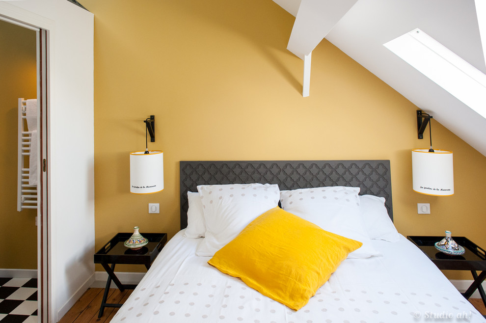 Idées déco pour une petite chambre contemporaine avec un mur jaune.
