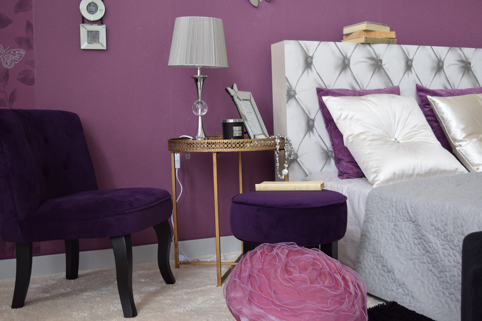 Idee per una camera matrimoniale shabby-chic style di medie dimensioni con pareti viola e moquette