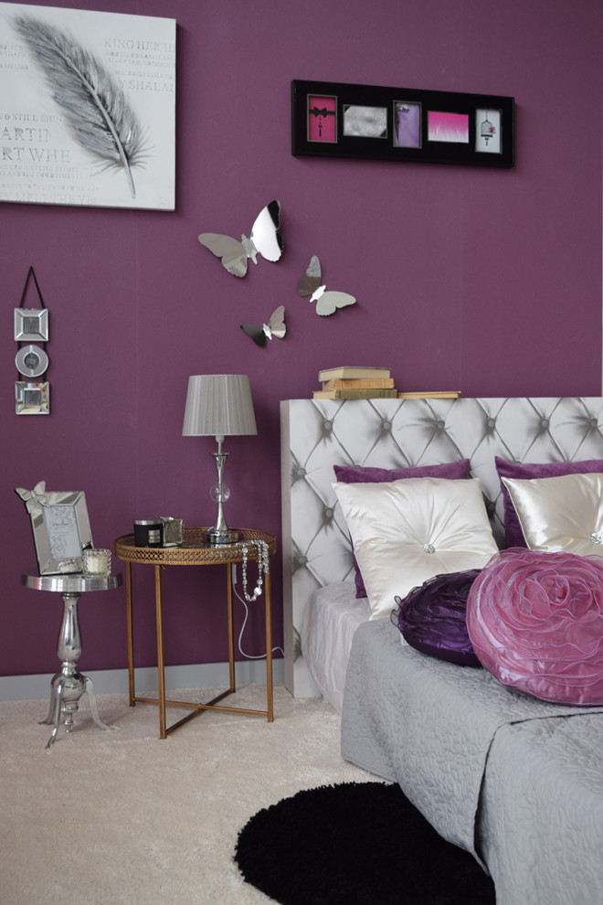 Aménagement d'une chambre romantique de taille moyenne avec un mur violet.