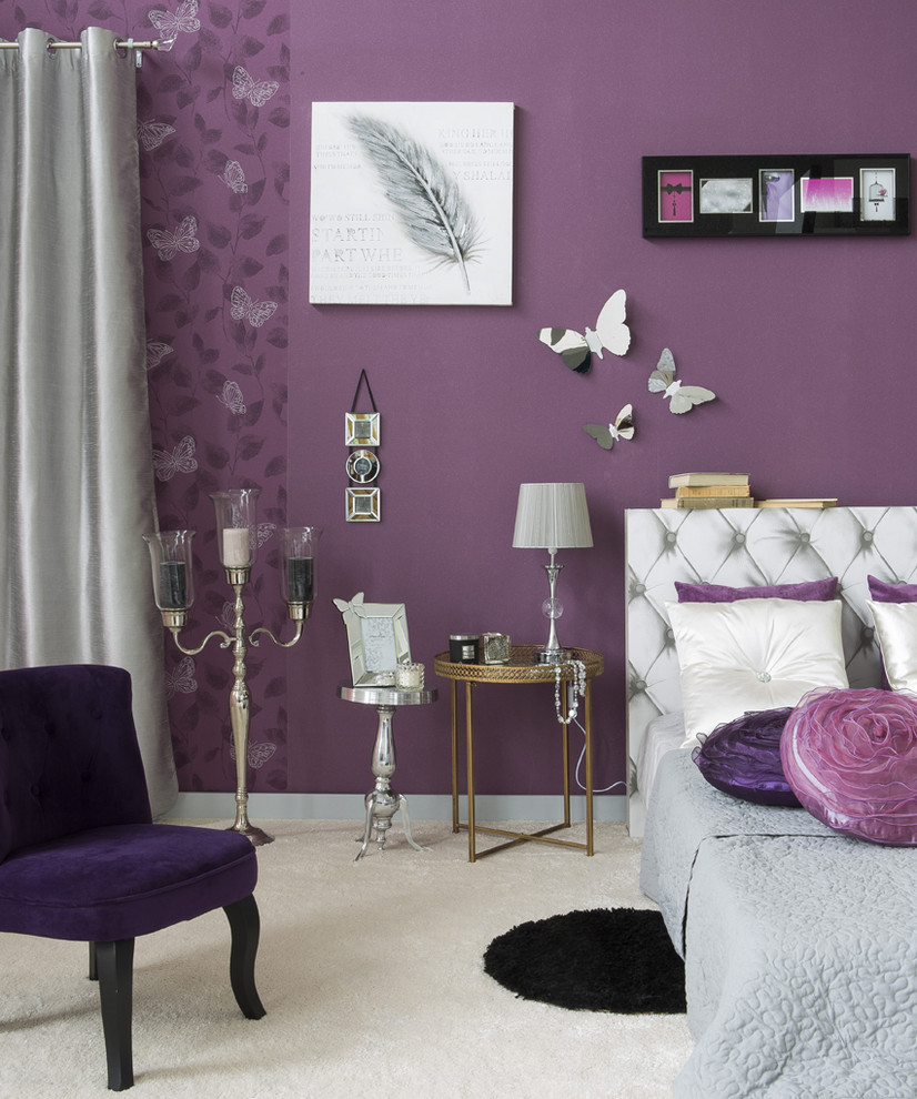 На фото: хозяйская спальня среднего размера в стиле шебби-шик с фиолетовыми стенами и ковровым покрытием