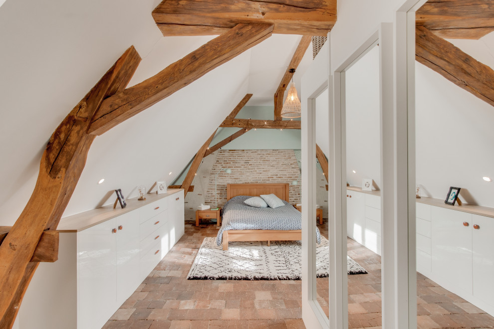 Mittelgroßes Landhaus Hauptschlafzimmer ohne Kamin mit grüner Wandfarbe, Terrakottaboden und braunem Boden in Sonstige
