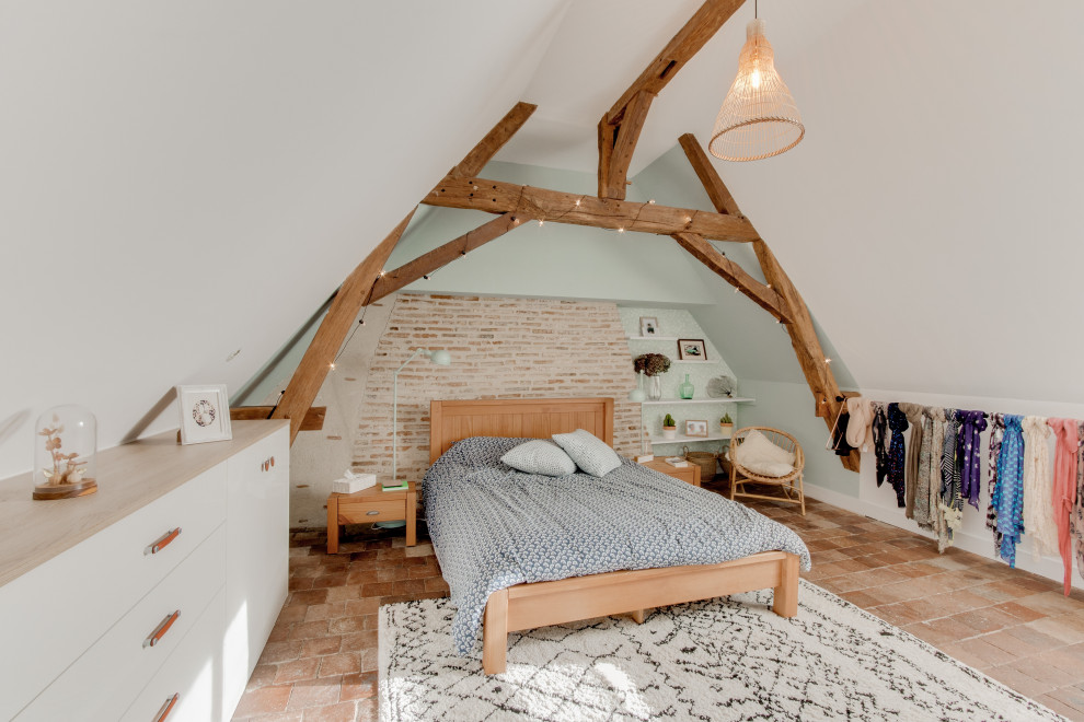 Diseño de dormitorio principal de estilo de casa de campo de tamaño medio sin chimenea con paredes verdes, suelo de baldosas de terracota y suelo marrón