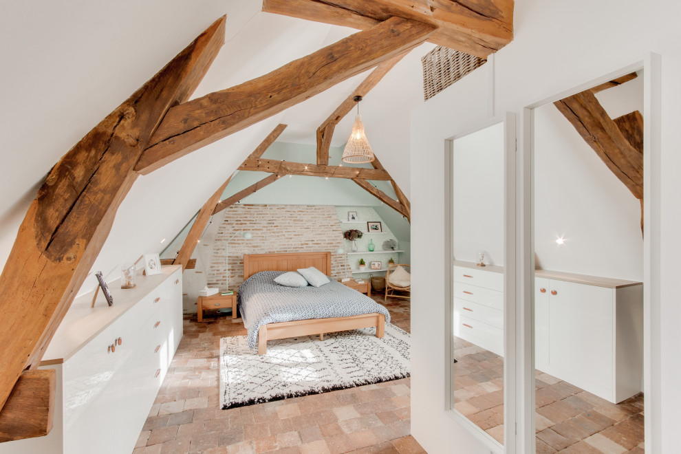 Modelo de dormitorio principal campestre de tamaño medio sin chimenea con paredes verdes, suelo de baldosas de terracota y suelo marrón