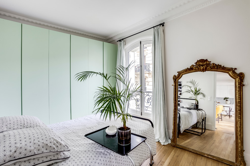 パリにあるトラディショナルスタイルのおしゃれな主寝室 (白い壁、淡色無垢フローリング、暖炉なし) のレイアウト