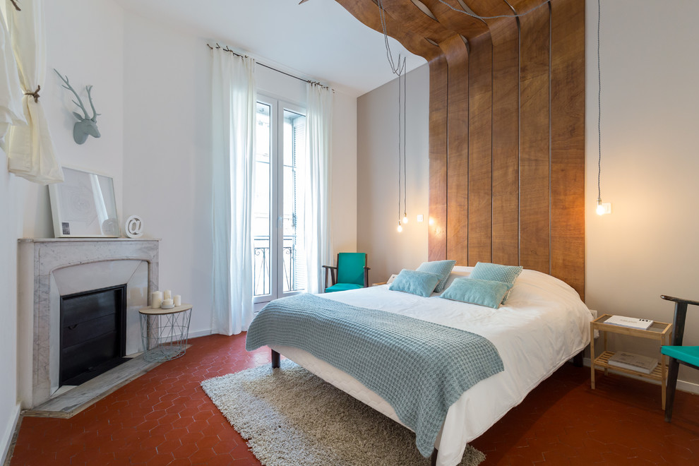 Mittelgroßes Modernes Schlafzimmer mit beiger Wandfarbe, Eckkamin und Kaminumrandung aus Stein in Nizza