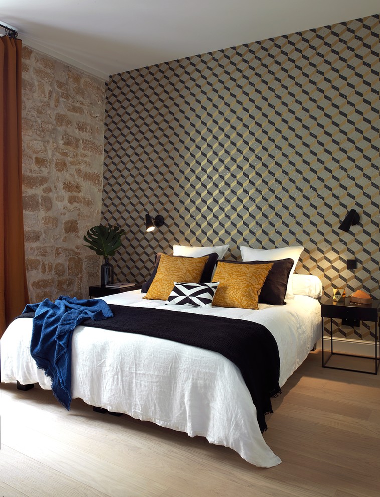 Пример оригинального дизайна: хозяйская спальня среднего размера в современном стиле с светлым паркетным полом без камина