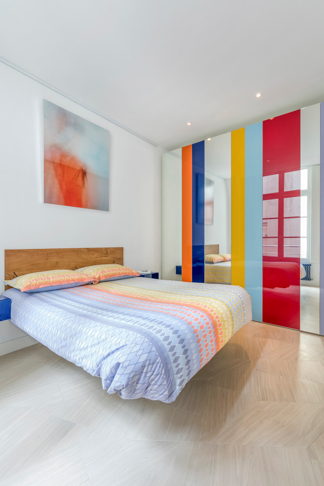 На фото: хозяйская спальня среднего размера в современном стиле с белыми стенами