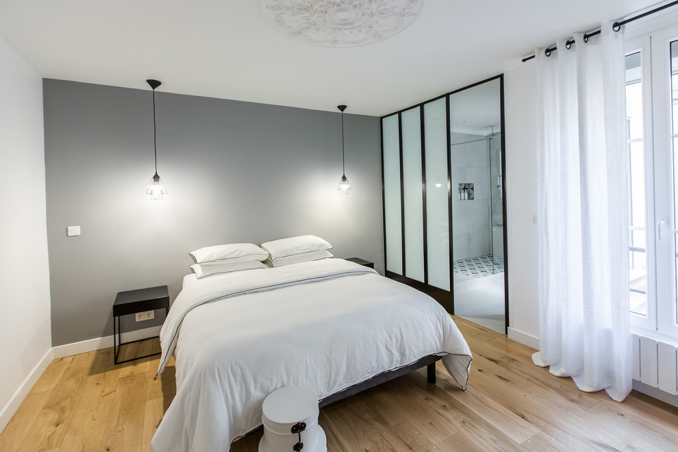 Идея дизайна: хозяйская спальня среднего размера, в белых тонах с отделкой деревом в современном стиле с серыми стенами и светлым паркетным полом без камина