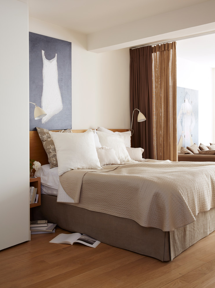 На фото: хозяйская спальня среднего размера в современном стиле с белыми стенами и светлым паркетным полом с