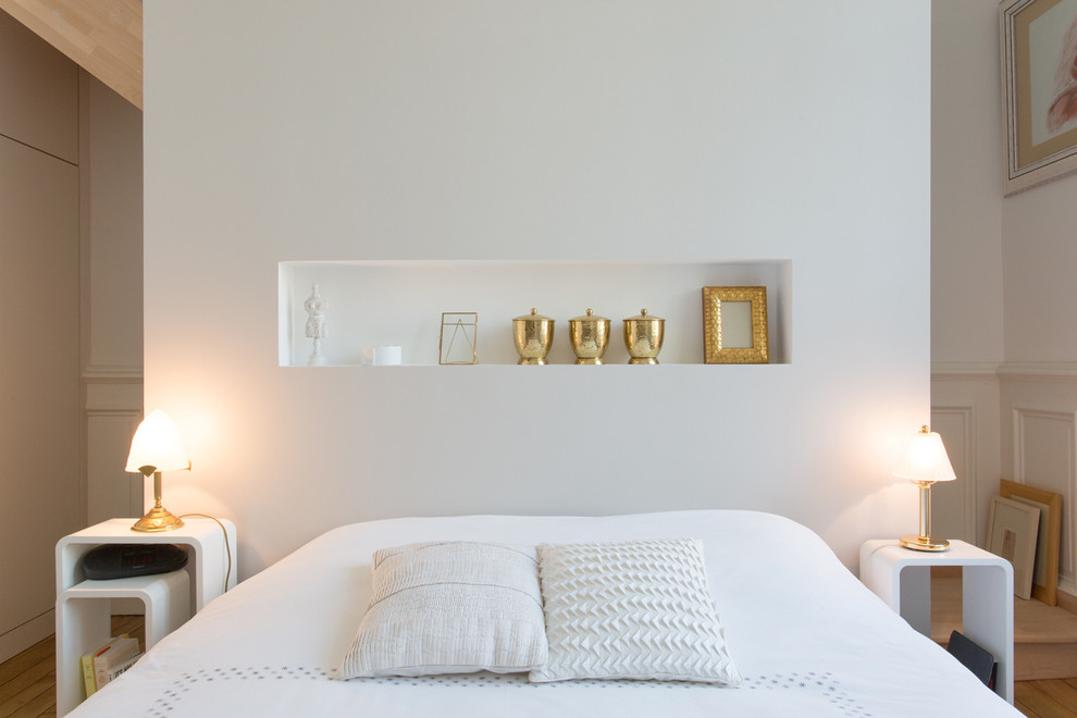 Idee per una piccola camera matrimoniale minimal con pareti bianche e parquet chiaro