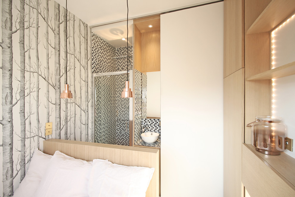 Пример оригинального дизайна: маленькая хозяйская спальня в современном стиле с белыми стенами для на участке и в саду