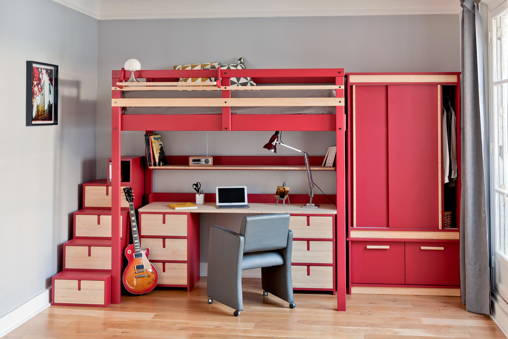 Exemple d'une grande chambre tendance avec un mur rouge, parquet clair et aucune cheminée.