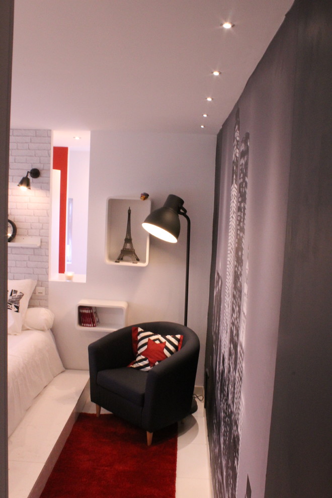 Mittelgroßes Industrial Schlafzimmer mit weißer Wandfarbe in Paris