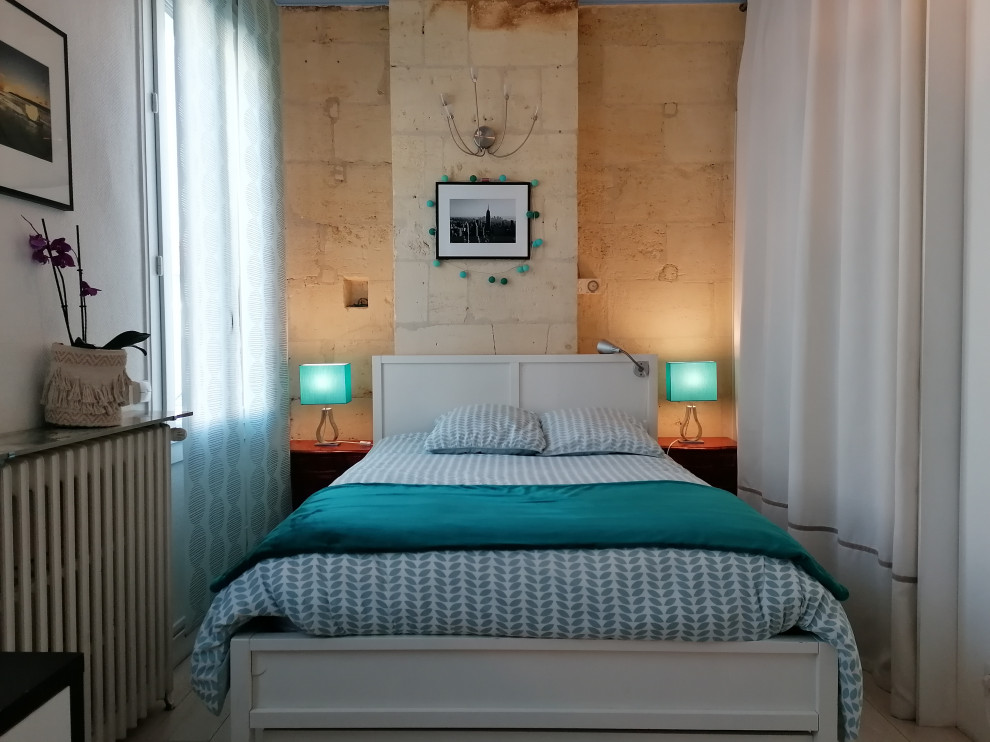 ボルドーにある中くらいなコンテンポラリースタイルのおしゃれな客用寝室 (青い壁、ラミネートの床、白い床) のインテリア