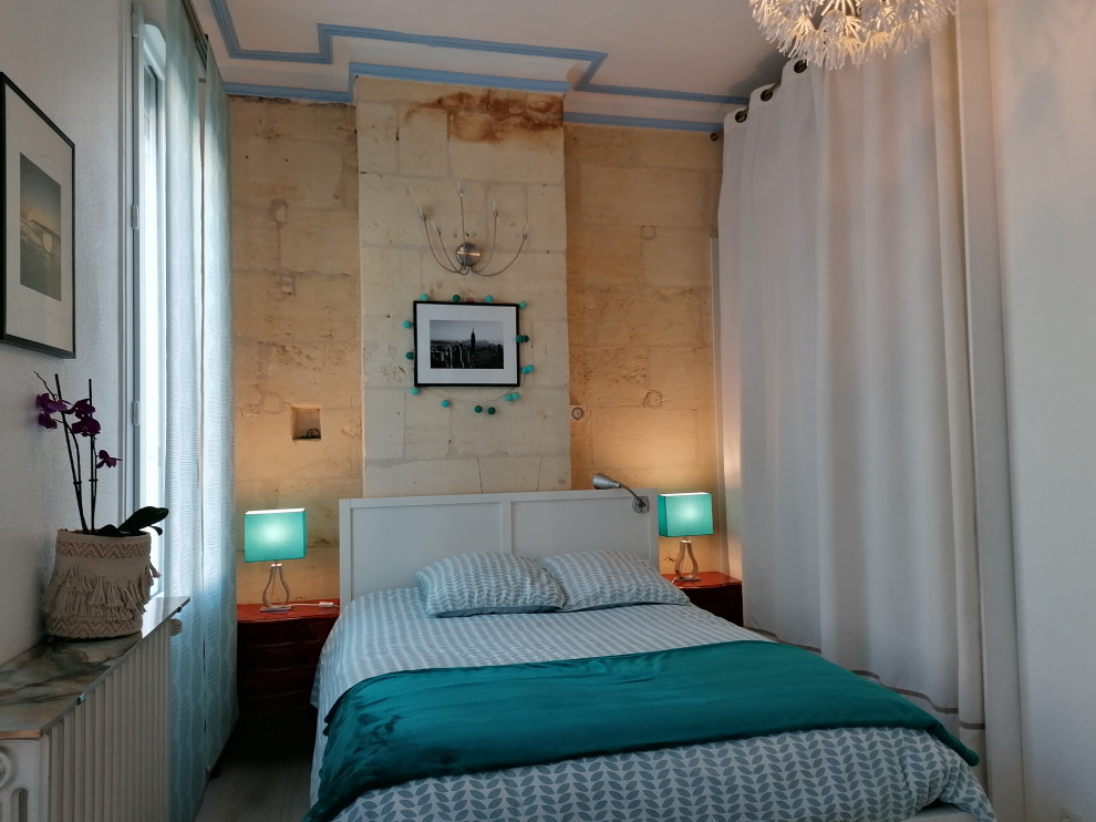 Idee per una camera degli ospiti design di medie dimensioni con pareti blu, pavimento in laminato e pavimento bianco