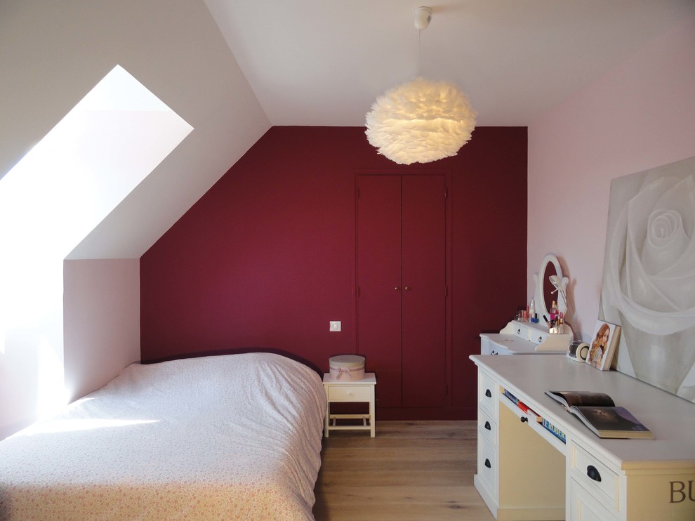 Design ideas for a farmhouse bedroom in Paris.
