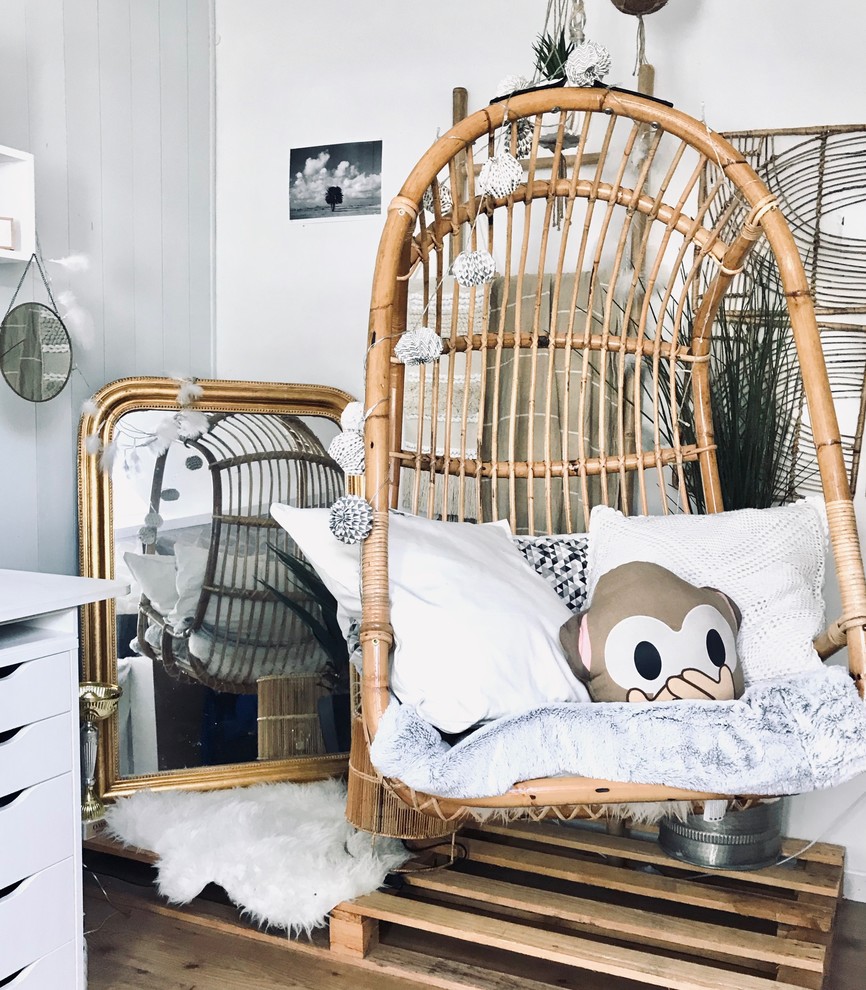 Foto de dormitorio contemporáneo pequeño con paredes blancas y suelo de madera en tonos medios
