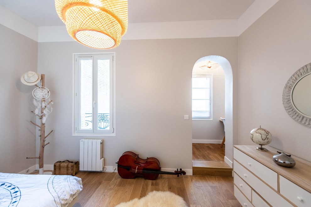 Idéer för stora nordiska sovrum, med beige väggar, ljust trägolv och beiget golv