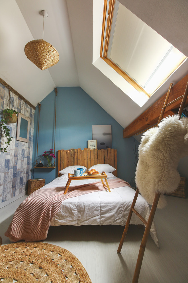 Mittelgroßes Maritimes Gästezimmer mit blauer Wandfarbe, Laminat und weißem Boden in Straßburg