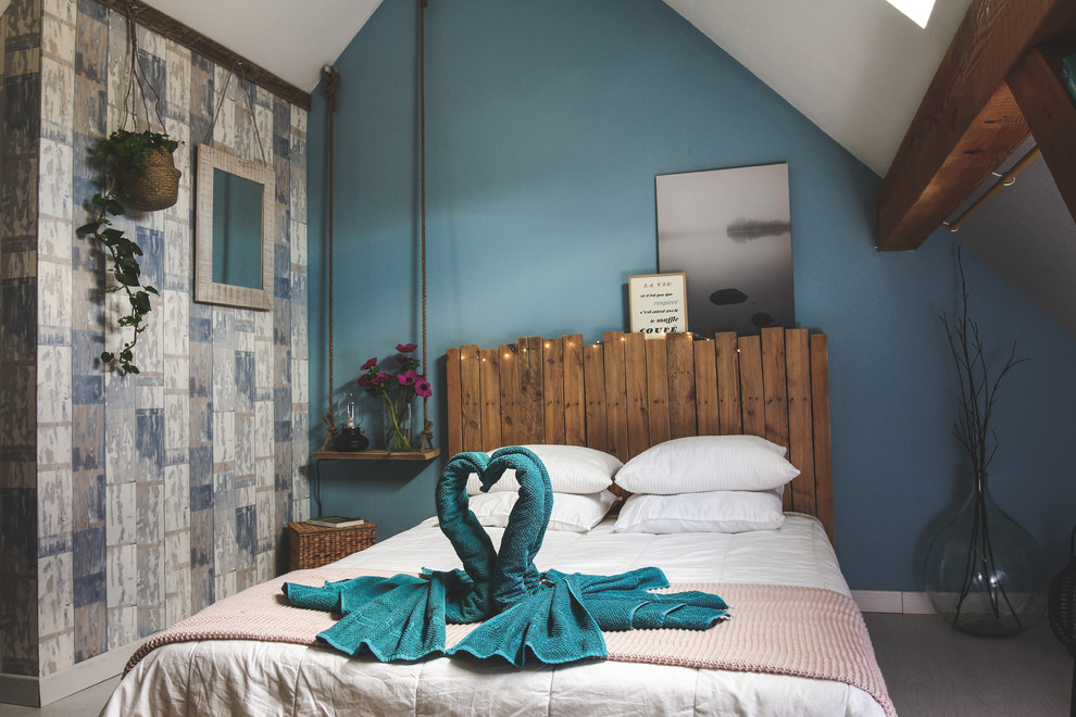 ストラスブールにある中くらいなビーチスタイルのおしゃれな客用寝室 (青い壁、ラミネートの床、白い床) のレイアウト