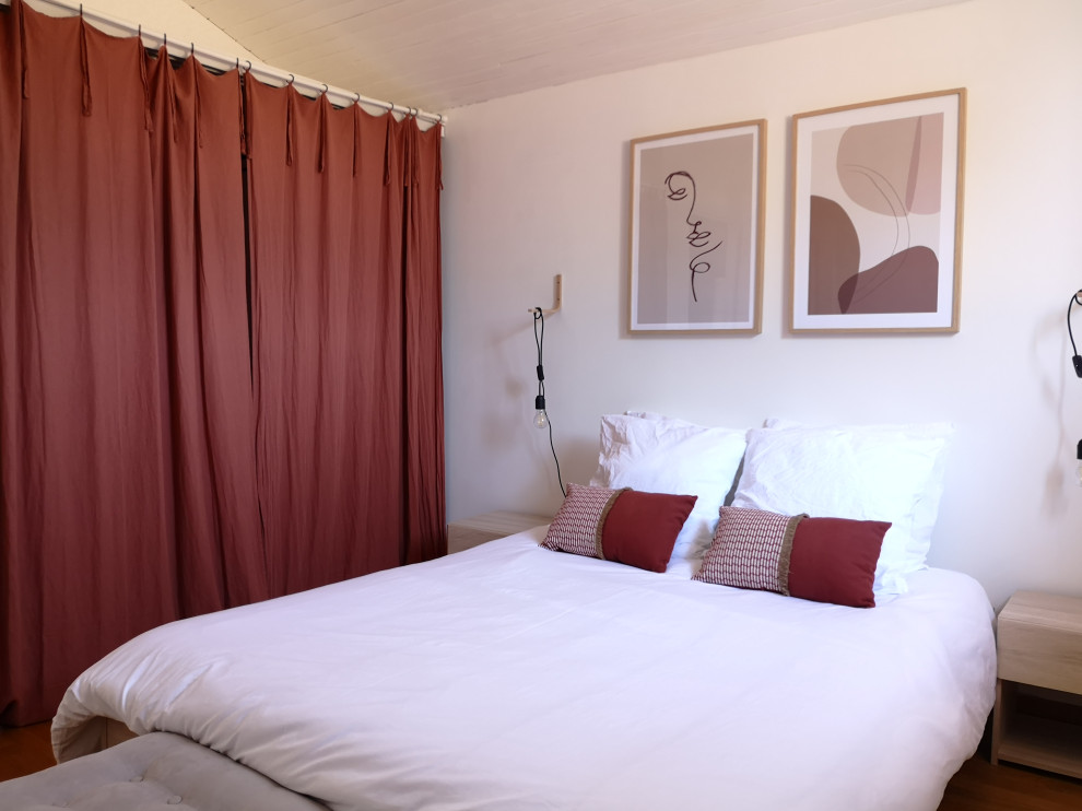 На фото: спальня в современном стиле с белыми стенами, темным паркетным полом и коричневым полом