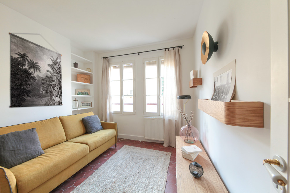 Mittelgroßes Skandinavisches Gästezimmer ohne Kamin mit weißer Wandfarbe, Terrakottaboden und rotem Boden in Paris