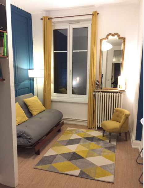 Nordisches Gästezimmer mit blauer Wandfarbe und Teppichboden in Nancy