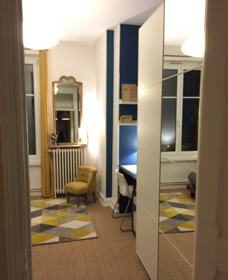 Idee per una camera degli ospiti scandinava con pareti blu e moquette