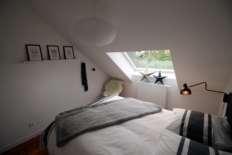 Esempio di una piccola camera degli ospiti scandinava con pareti bianche e parquet chiaro