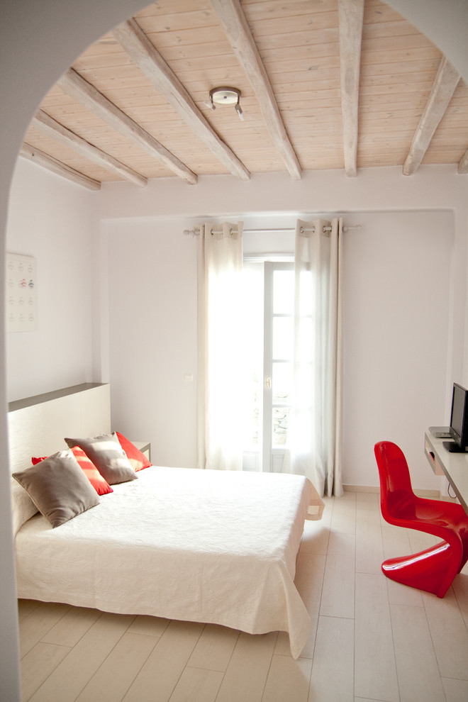 Идея дизайна: гостевая спальня (комната для гостей), среднего размера в скандинавском стиле с белыми стенами, деревянным полом и бежевым полом