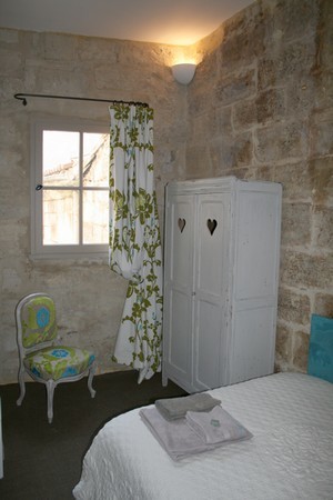 Inspiration pour une petite chambre méditerranéenne avec un mur beige et un sol marron.