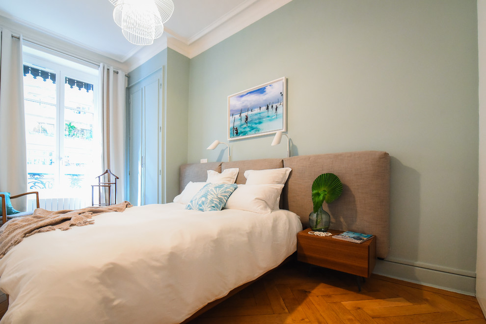Стильный дизайн: хозяйская спальня среднего размера в морском стиле с светлым паркетным полом, зелеными стенами и коричневым полом - последний тренд