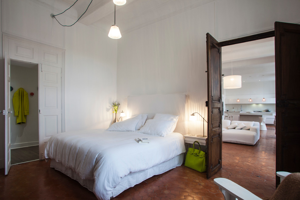 На фото: хозяйская спальня среднего размера в стиле неоклассика (современная классика) с белыми стенами и полом из терракотовой плитки без камина с