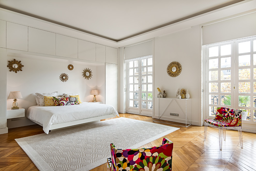 Пример оригинального дизайна: большая хозяйская спальня в стиле неоклассика (современная классика) с белыми стенами и светлым паркетным полом