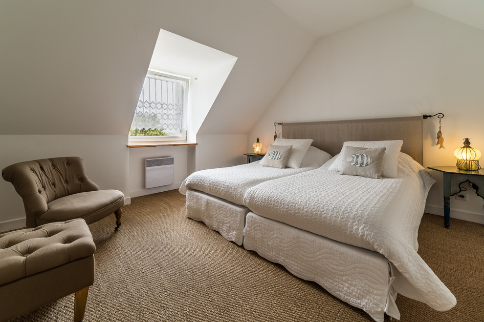 На фото: хозяйская спальня среднего размера в морском стиле с белыми стенами и полом из бамбука