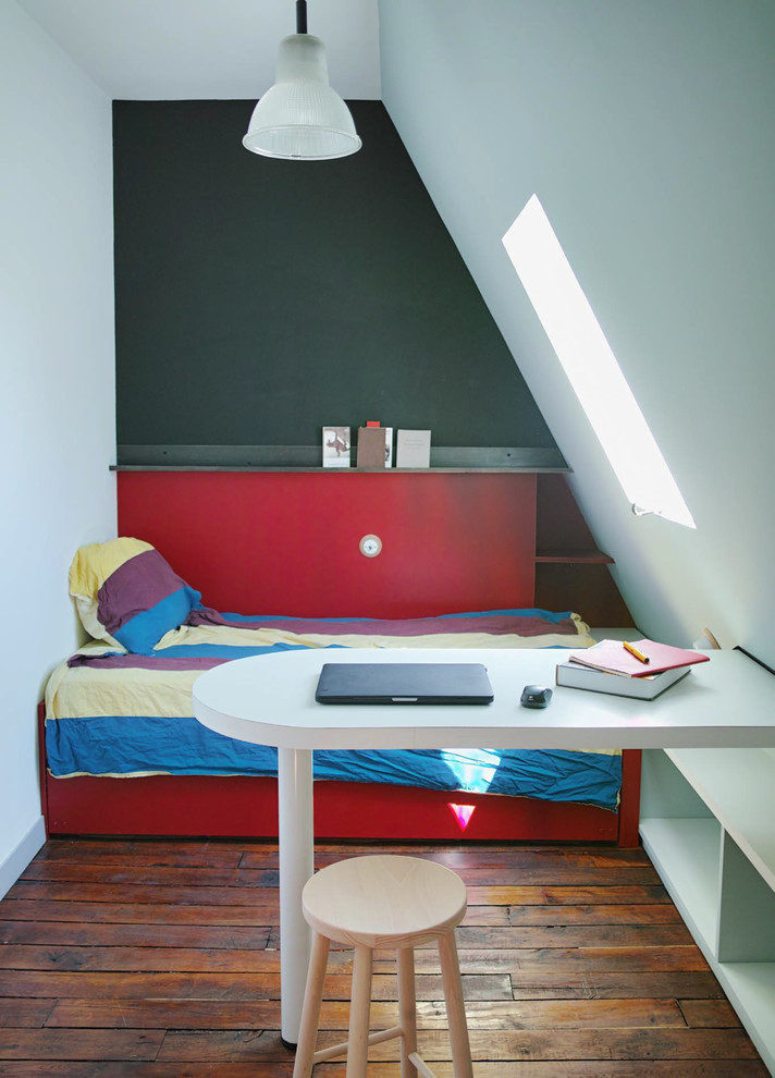 Foto de dormitorio tipo loft contemporáneo pequeño sin chimenea con paredes grises, suelo de madera oscura, con escritorio y techo inclinado