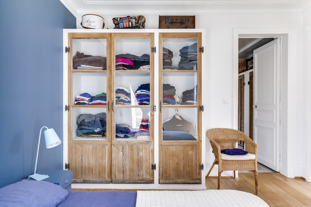Стильный дизайн: хозяйская спальня среднего размера в скандинавском стиле с синими стенами и светлым паркетным полом - последний тренд
